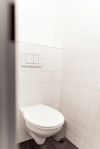Bathroom 4, Camp Dzban, Praha 6