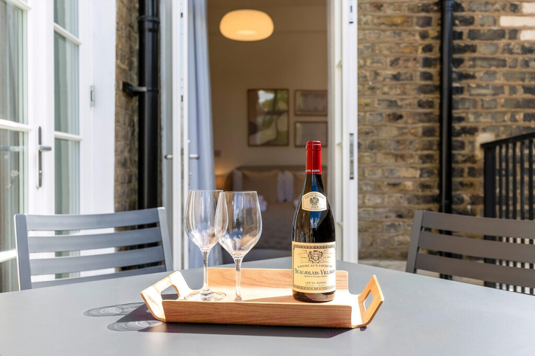 Food & Drinks, Bright Elegant Chelsea Getaway Private Balcony!, London