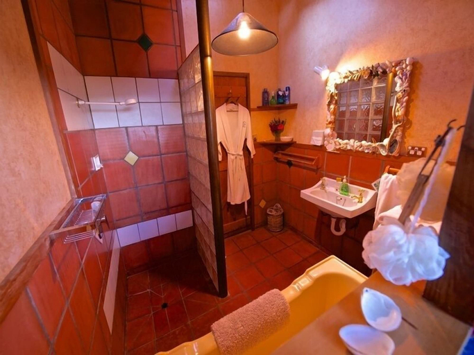 Bathroom 5, Bethells Beach Cottages, Waitakere