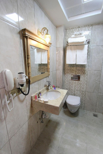 Bathroom 3, Apple Tree Hotel, Fatih