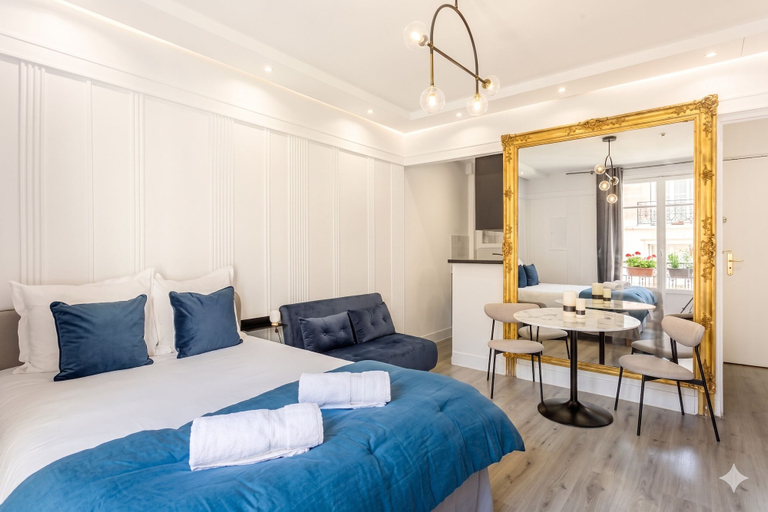 Room 4, celine 18, Paris