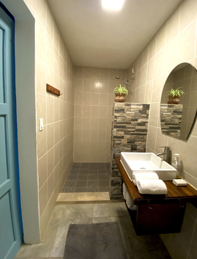 Bathroom, Jakes on the Beach, León