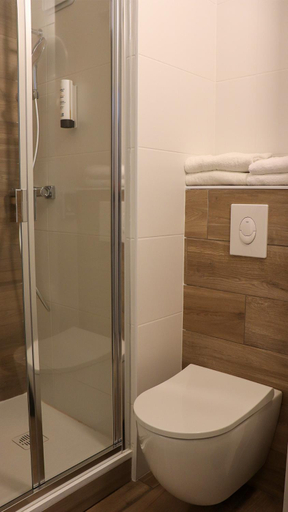 Bathroom, Hotel-Restaurant La Belle Poule -, Charente-Maritime