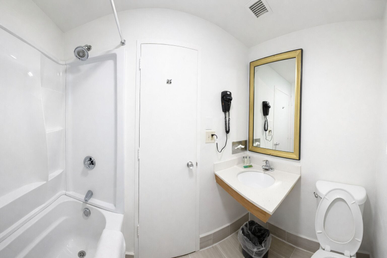 Bathroom 4, Riverview Inn & Suites, Bristol
