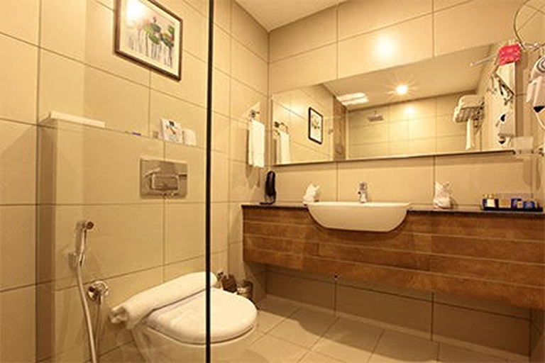 Bathroom, Hotel Samrat, Kannur