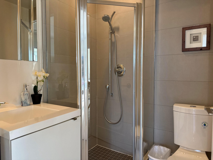 Bathroom 4, The Queens Vista Hotel, Toronto