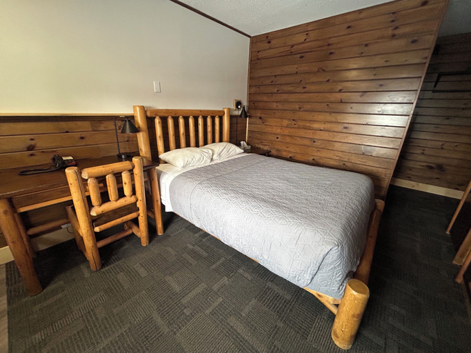 Room 2, Drifters Motel and Restaurant, Thunder Bay