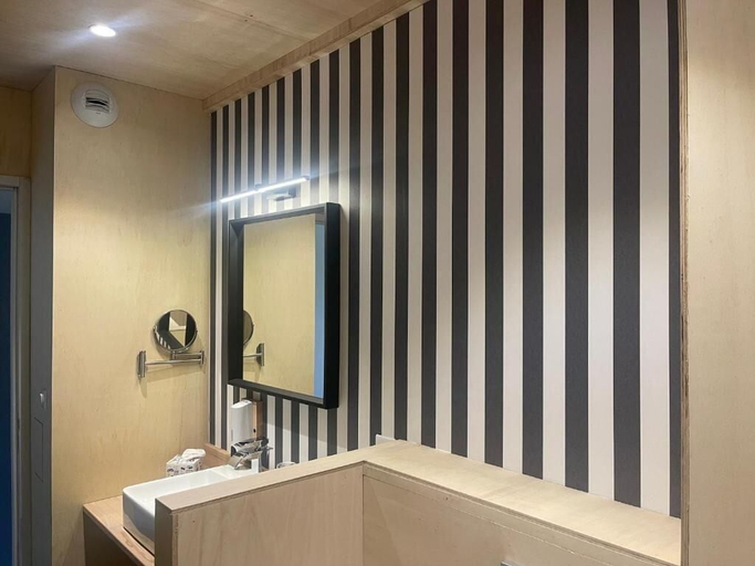 Bathroom 4, Les libellules, Haute-Garonne