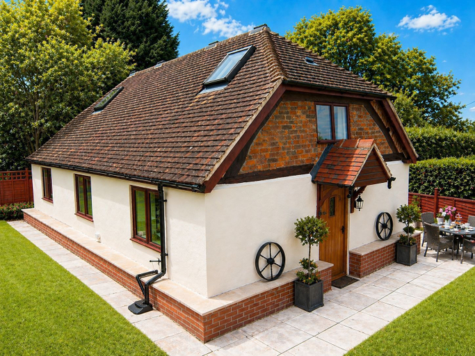 Exterior & Views 2, Romeo Cottage, Warwickshire