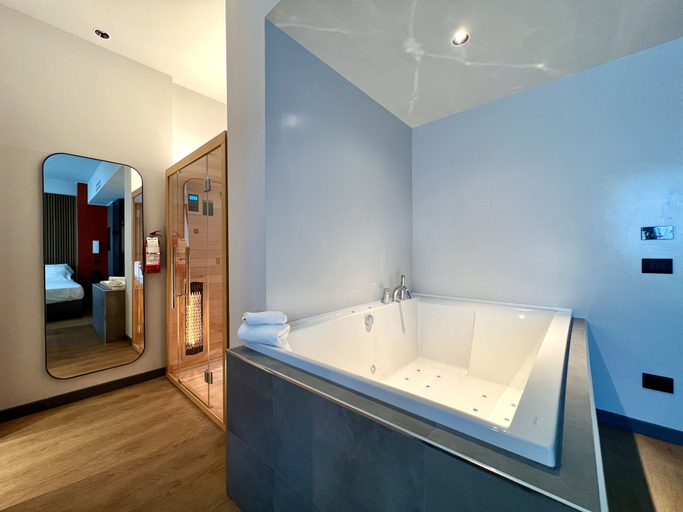 Bathroom 5, Hotel Leonessa, Brescia