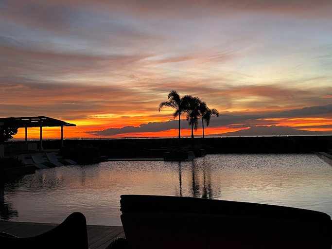 Pool 2, 2BR Seaview Retreat Near OKADA Airport, Parañaque
