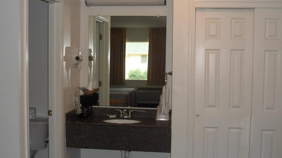 Bathroom 4, Deluxe Inn Palacios, Matagorda