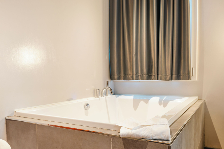Bathroom 5, Hotel Leonessa, Brescia