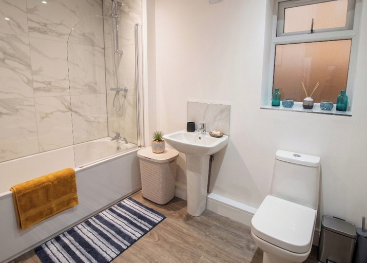 Bathroom 5, 2 Bed, Sleeps 4, Pet Friendly, Free Parking, Rotherham