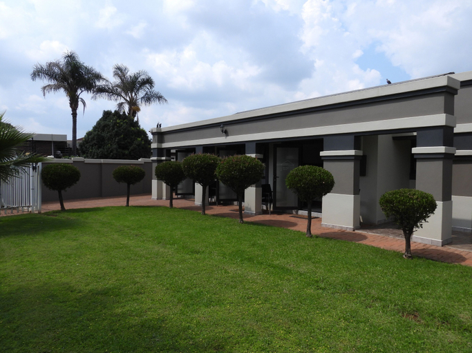 Property grounds, Elspeth Guest House, West Rand