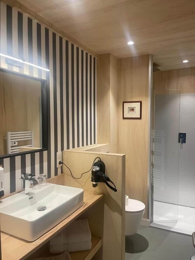 Bathroom 4, Les libellules, Haute-Garonne