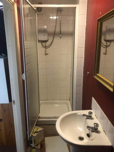 Bathroom 5, Room in town centre, Saint Helens