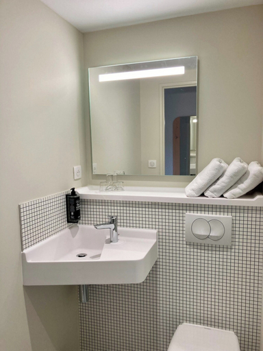 Bathroom 5, Ibis Budget Poitiers Nord Futuroscope, Vienne
