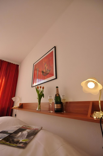 Bedroom 2, Hotel Merkur - West Station Lodge, Interlaken