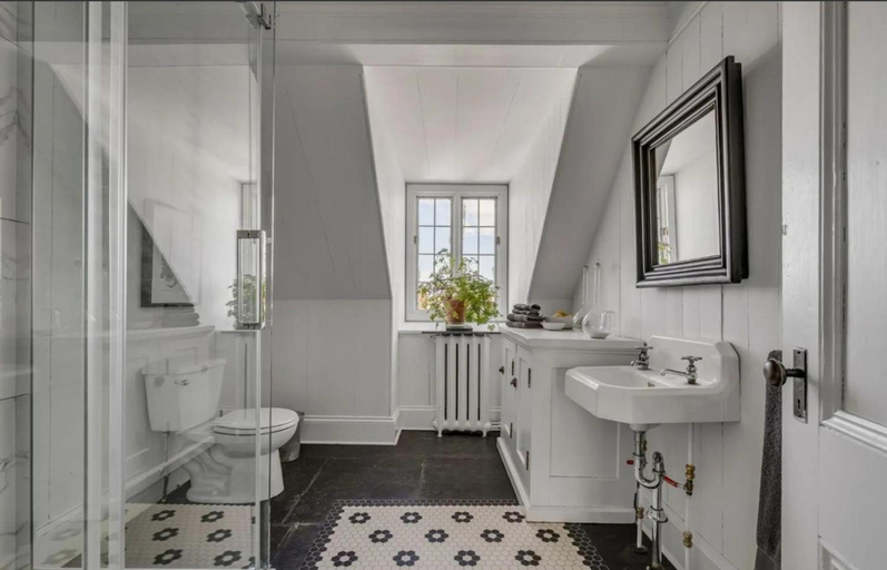 Bathroom 5, Le Vieux Presbytere, Bellechasse