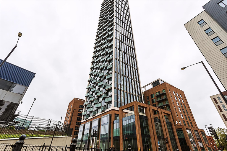 Exterior & Views 2, Modern Sky-High Flat In North Acton, London