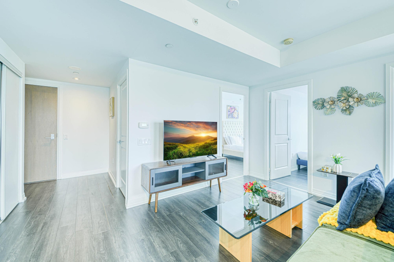 Room 4, Jewel Suites, Toronto