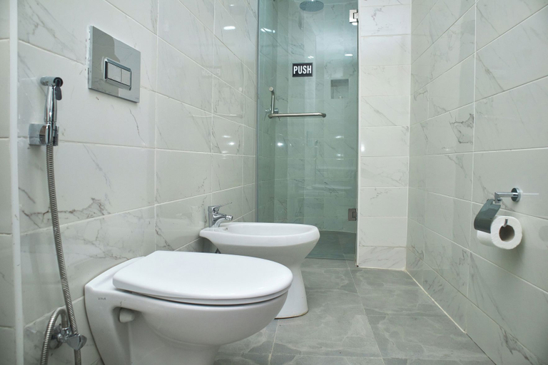 Bathroom 2, Royalbirds Hotel & Towers, Akure North
