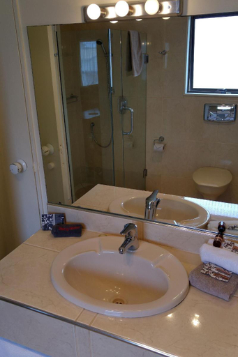 Bathroom, Hobson's Choice Motel, Kaipara