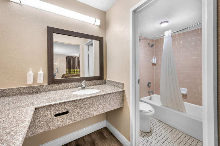 Bathroom 4, Super 8 by Wyndham Metairie, Jefferson