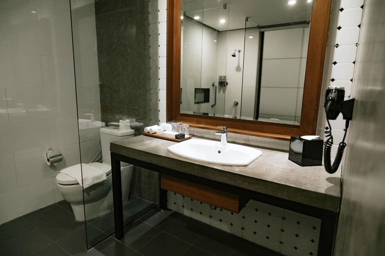 Bathroom 2, Double M Hotel, Valencia City