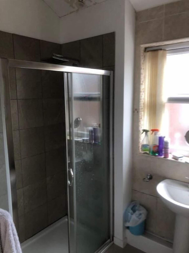 Bathroom 3, Room in town centre, Saint Helens