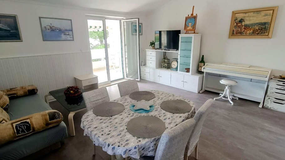 Others 3, Apartments Anki, Podgora