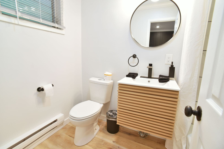 Bathroom 4, Showboat Hotel, Yates