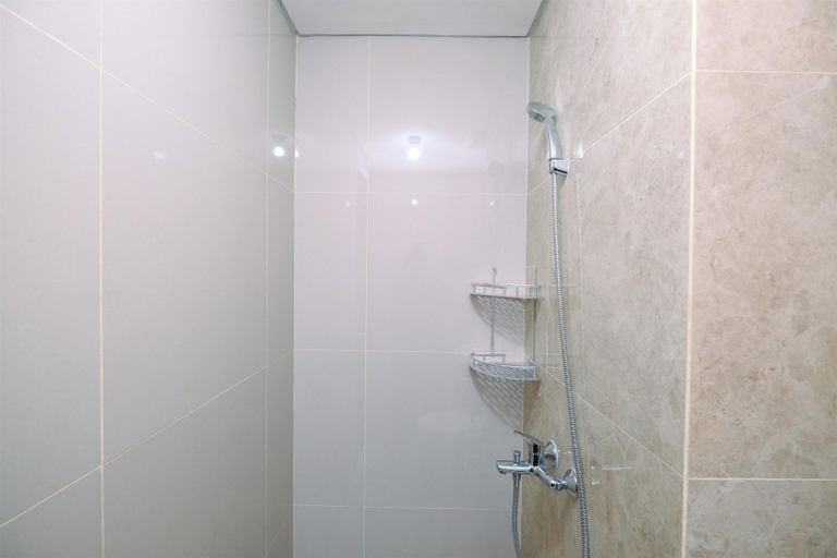 Bathroom 3, Cozy Living And Homey Studio Transpark Cibubur Apartment, Bekasi