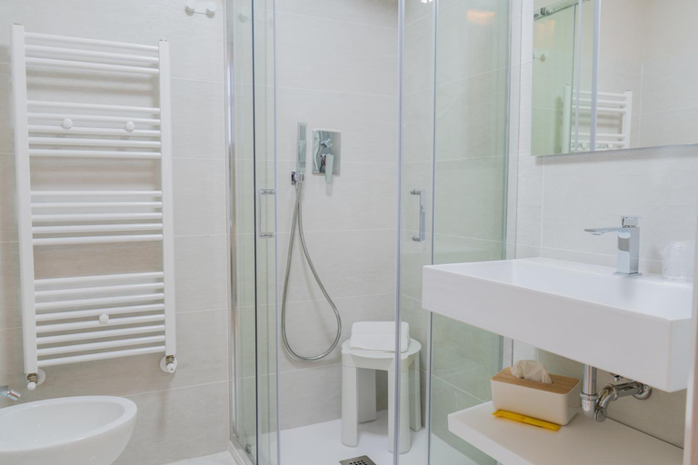 Bathroom 5, Le Suite, Crotone