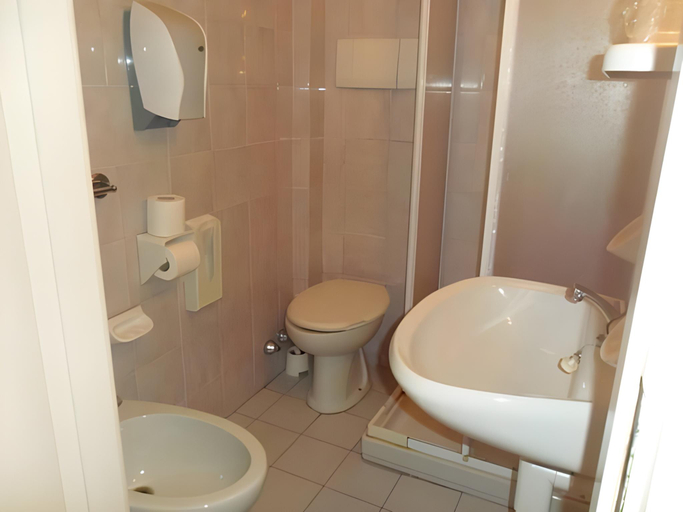 Bathroom 3, Albergo Romeo, Savona