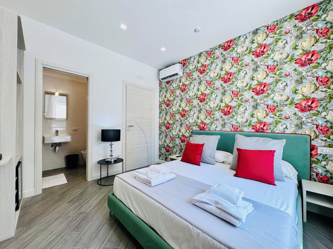 Room 2, YourHome - Santa Lucia Rooms, Napoli