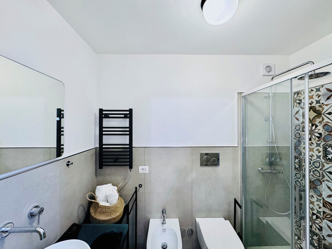 Bathroom 4, Palazzo Bougainvillea by Ritardo Aereo, Napoli