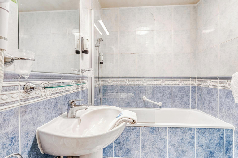 Bathroom 4, Hôtel Restaurant Le Plat d'étain, Eure-et-Loir