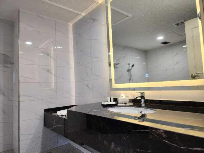 Bathroom 4, Swiss Avenue Hotel, Kuala Muda