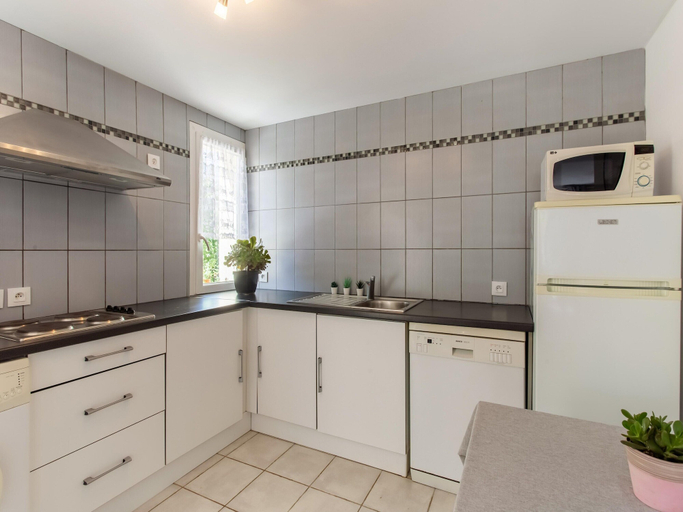 Private kitchen 5, Cozy Hillside Escape in Berre, Alpes-Maritimes
