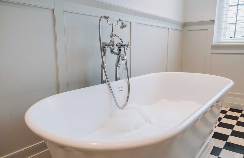 Bathroom 5, Edgbaston Park Hotel & Conference Centre, Birmingham