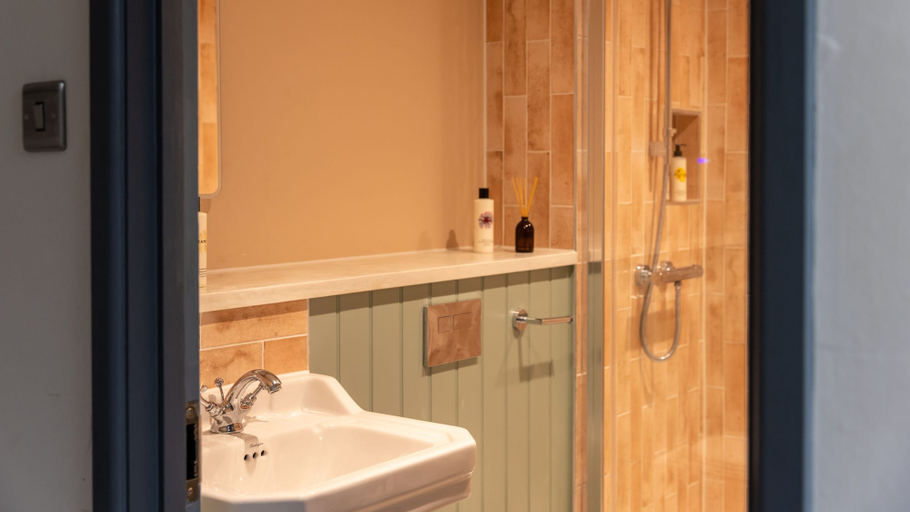 Bathroom 2, The Countryman Inn, Dorset