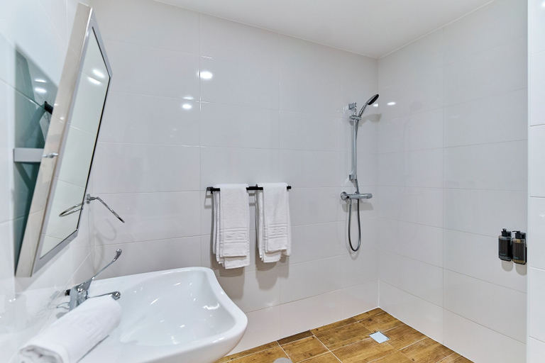 Bathroom 3, Apartamentos Alcorcón by gaiarooms, Madrid