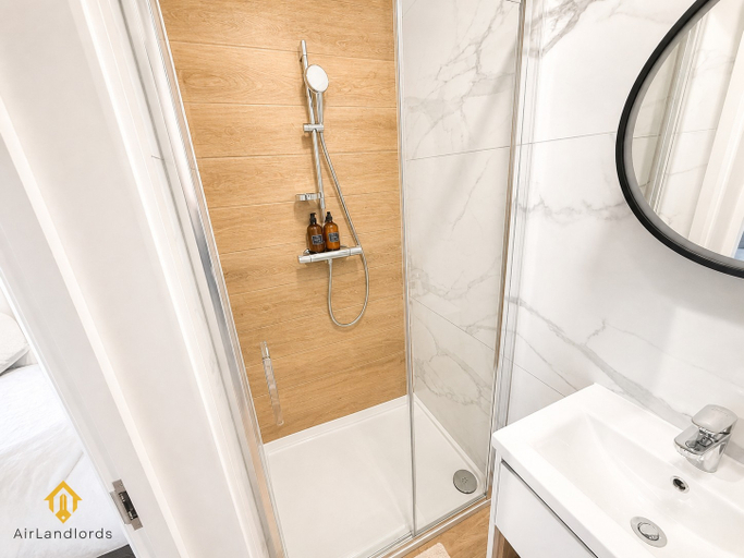 Bathroom 5, Central Studio in the Heart of Hounslow!, London