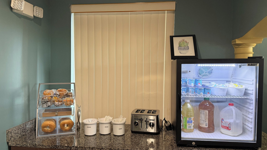 Food & Drinks 5, Super 8 by Wyndham Marianna I-10, Jackson