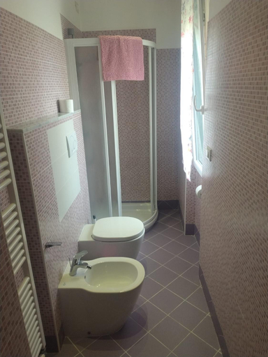 Bathroom 5, B&B Fantasia, Savona