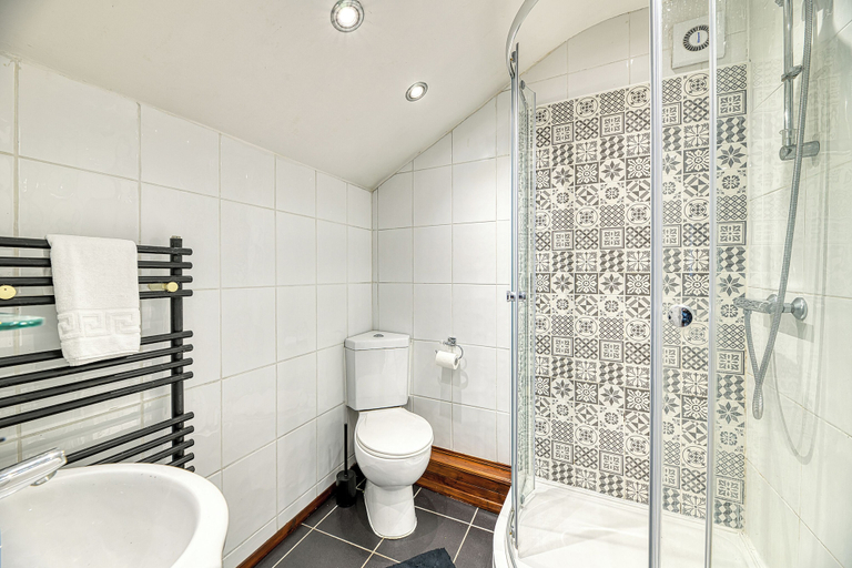 Bathroom, Central 2 Bedroom Apt by Guestz, Cheshire West and Chester