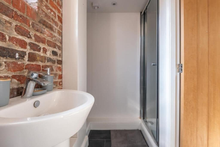 Bathroom 5, Old Dutch Embassy by Guestz, Kingston upon Hull