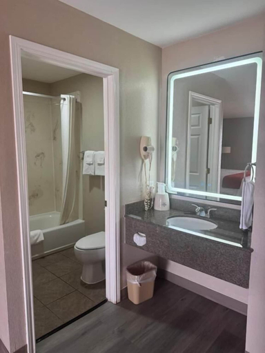 Bathroom 3, Deluxe Inn Palacios, Matagorda